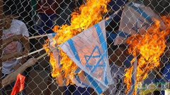 في مسيرة العودة.. غزة تستعد لحرق علم عدوها