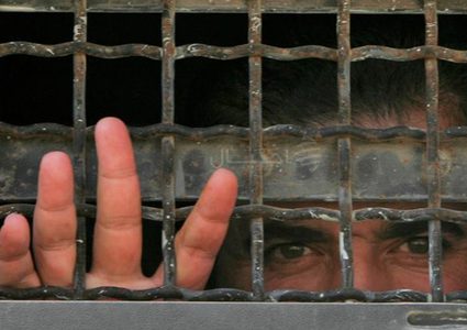 الأسرى الإداريون يعلقون جزءًا من خطواتهم الاحتجاجية