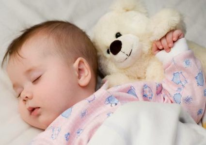 طفل يخرج للحياة بعد سنوات من وفاة والديه!