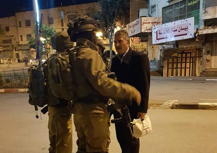 الاحتلال يعتقل ثلاثة أشقاء من دير سامت وآخر من بيت أمّر