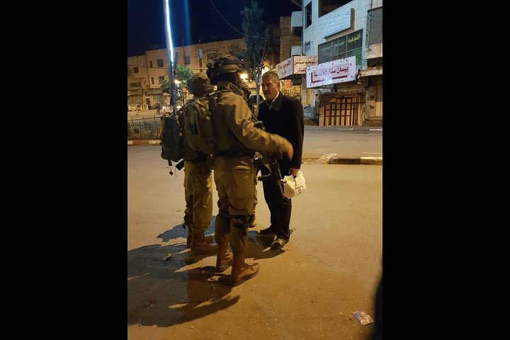 الاحتلال يعتقل ثلاثة أشقاء من دير سامت وآخر من بيت أمّر