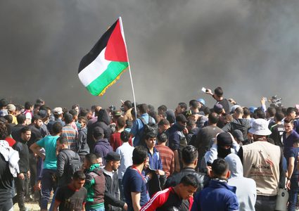 الحكومة: نقف إجلال واكبار أمام رفع علمنا الوطني عاليا في السماء