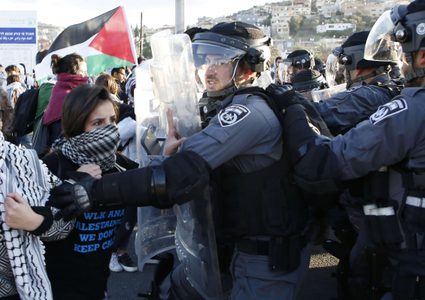 شرطة الاحتلال تعتقل شاباً وفتاة في مظاهرة بوادي عارة تضامناً مع غزة