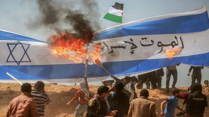 "الهيئة الوطنية" تعلن انتهاء "حرق العَلم" وتدعو لجمعة "الشهداء والأسرى"