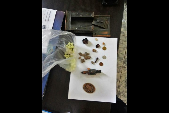 القبض على شخصين بحوزتهما مقتنيات أثرية