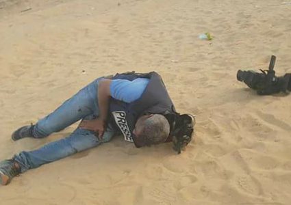 إصابة 5 صحفيين أحدهم بجراح خطيرة على حدود غزة