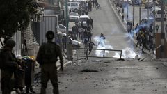 قوات الاحتلال تمنع الشبان من فتح الطريق المغلق شرق نابلس