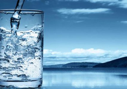 اشربوا الماء على معدة خاوية لهذا السبب!