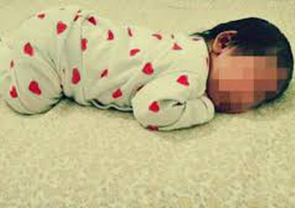 أهملت" طفلتيها الرضيعتين حتى فارقتا الحياة!