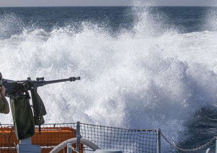 الاحتلال يستهدف مراكب الصيادين شمال ووسط قطاع غزة