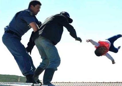 أب يرمي طفلته الرضيعة من سطح المنزل