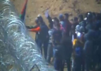 الشبان ينجحون بإزالة جزء من السياج الأمني شرق خانيونس