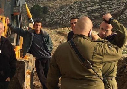 قوات الاحتلال تصادر جرافتين وشاحنتين في ترقوميا