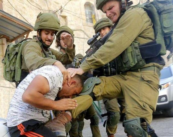 اعتقال شابين غرب رام الله بتهمة حيازتهم أسلحة