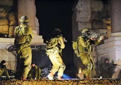 ​الاحتلال يُفتّش منازل المواطنين في يطا ويعبث في محتوياتها