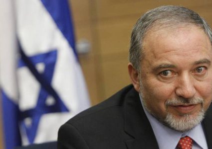 ليبرمان يعطي تعليماته بإغلاق مركز للديمقراطية شرقي القدس