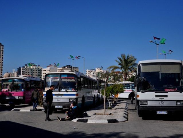 الاحتلال يفرض عقوبات على شركات الباصات في غزة