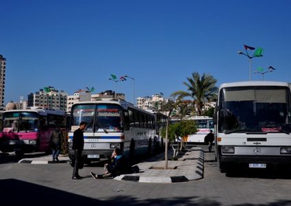الاحتلال يفرض عقوبات على شركات الباصات في غزة