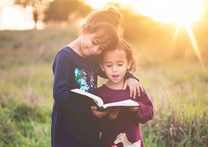 وجود أخت في الأسرة يجعل الأشقاء أفضل!