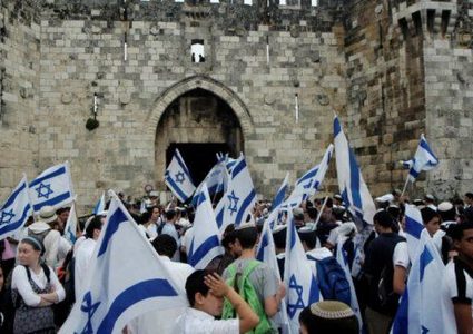 مستوطنون يعربدون حول بوابات الأقصى