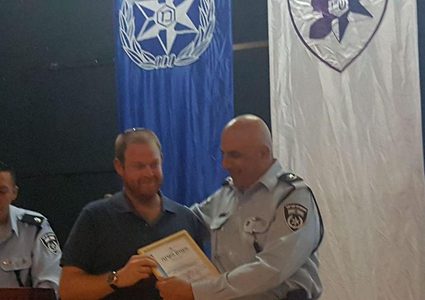 شرطة الاحتلال تكرم مستوطن بسبب قتله مواطن فلسطيني !