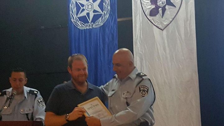 شرطة الاحتلال تكرم مستوطن بسبب قتله مواطن فلسطيني !