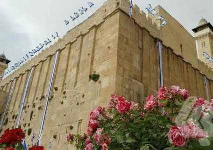 مستوطنون يرفعون أعلام إسرائيل على جدران الحرم الإبراهيمي