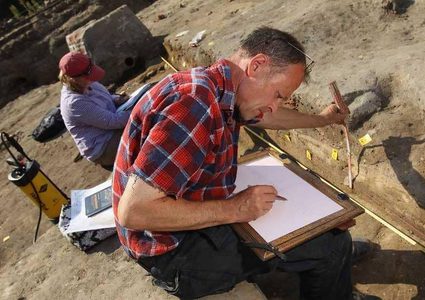 طفل يعثر على كنز أثري "عملات وقطع لؤلؤ وأساور فضية"