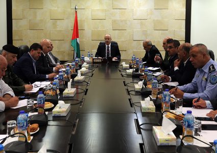 الحمد الله يترأس اجتماعا لقادة المؤسسة الامنية للاطلاع على اخر التطورات