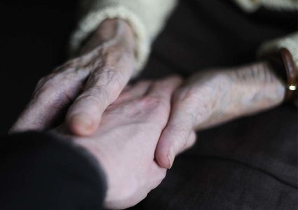 إمساك أيدي المرضى يخفف من معاناتهم!