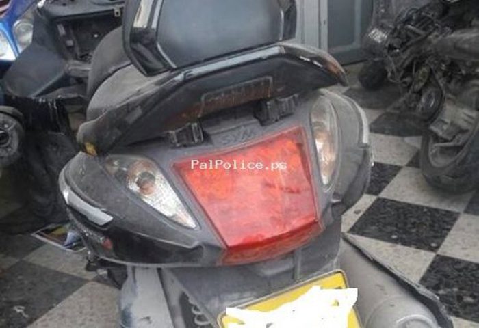 الخليل : مواطن يسلم دراجة نجله غير القانونية للشرطة