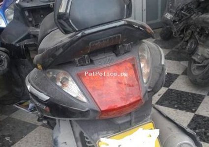 الخليل : مواطن يسلم دراجة نجله غير القانونية للشرطة