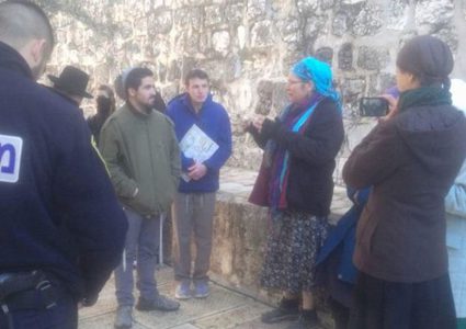 مستوطنون يقتحمون الأقصى ويؤدون صلوات تلمودية