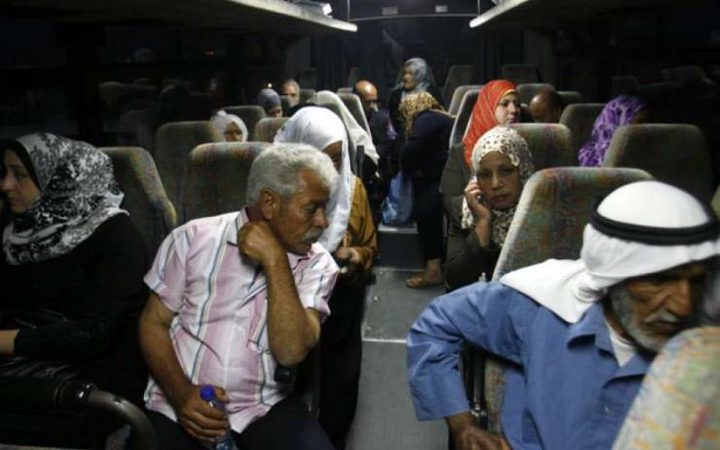 تفتيشات مهينة واجراءات تعسفية بحق أهالي الأسرى خلال زيارة أبنائهم