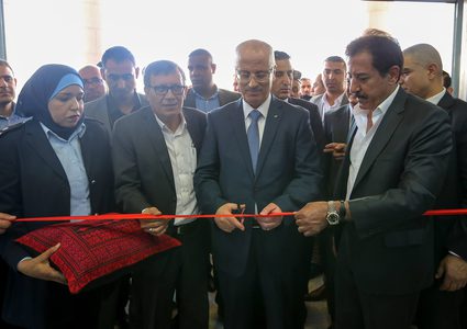 الحمد الله يفتتح قاعة القادمين في استراحة اريحا ويتفقد مرافقها