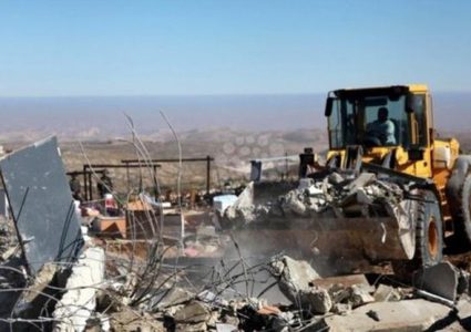 الاحتلال يخطر بهدم خيام ومساكن الصفيح في مسافر يطا