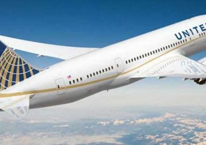 مقتل راكب في انفجار محرك طائرة أمريكية