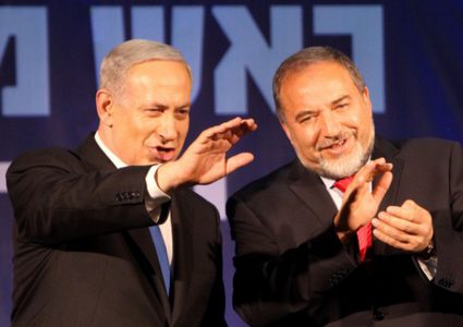 نتنياهو وليبرمان يكرران: إسرائيل تدافع عن وجودها