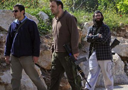 بحماية قوات الاحتلال.. مستوطنون يقتحمون المزرعة الغربية برام الله