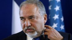 ليبرمان يغلق مؤسسة إعلامية بزعم دعمها "للإرهاب"