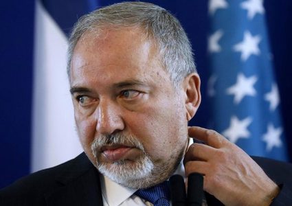 ليبرمان يغلق مؤسسة إعلامية بزعم دعمها "للإرهاب"