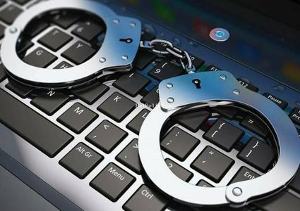 الشرطة تقبض على شخص لانتحال صفة الغير عبر الفيس بوك