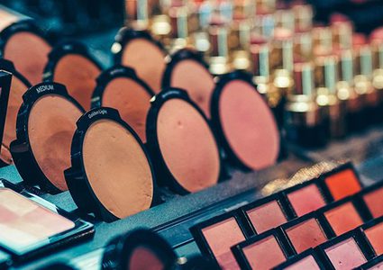 الخصومات الهائلة علىى المكياج قد تكون قاتلة لبشرتك