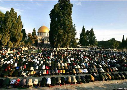 50 الفاً يؤدون "الجمعة" في "الاقصى"