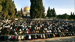 50 الفاً يؤدون "الجمعة" في "الاقصى"