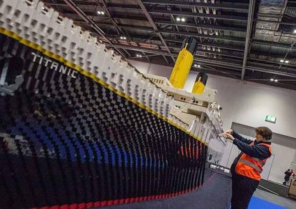 طفل مصاب بالتوحد يبني نموذجا لـ"التايتانيك"