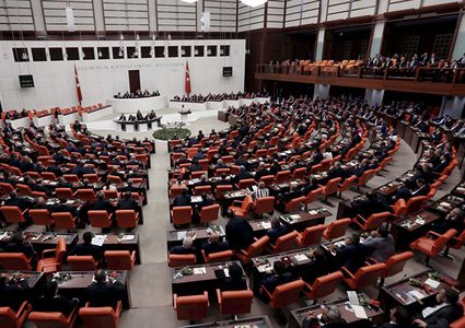 برلمان تركيا يقرّ الانتخابات وأردوغان مرشح للرئاسة