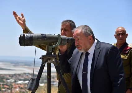 ليبرمان على حدود غزة: جاهزون للحرب !