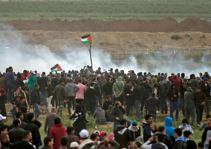 صور: مسيرة العودة في الجمعة الرابعة.. "حاصر حصارك لا مفر"