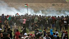 صور: مسيرة العودة في الجمعة الرابعة.. "حاصر حصارك لا مفر"